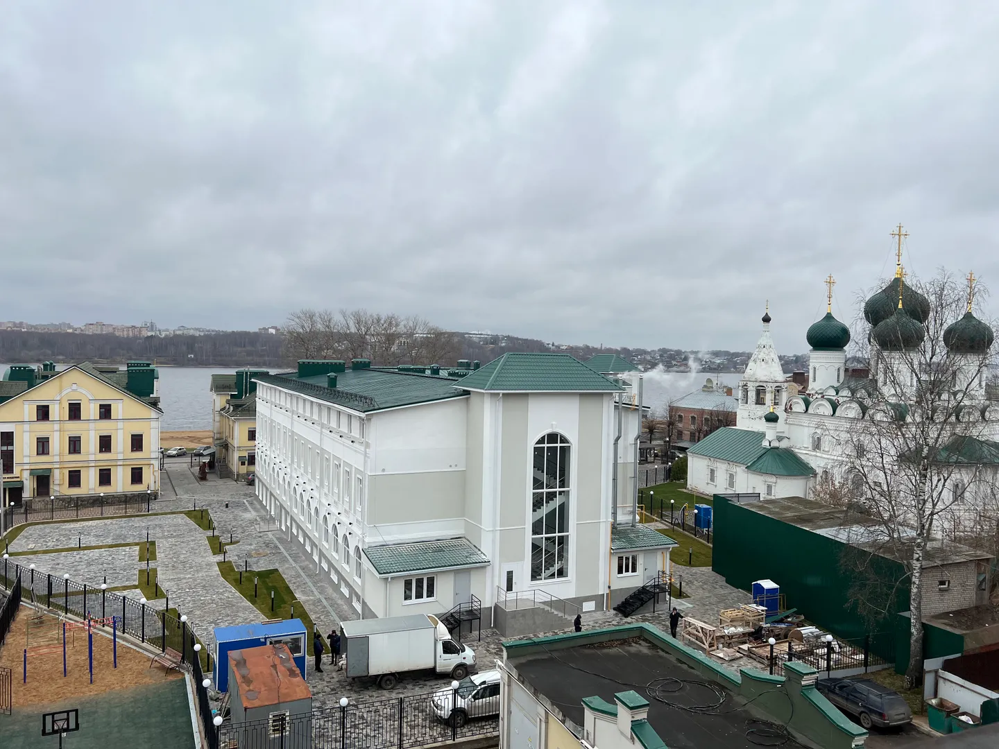 Так же окна выходят на старинный храм