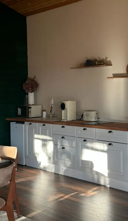 Дом-баня в красивом саду рядом с водоемом