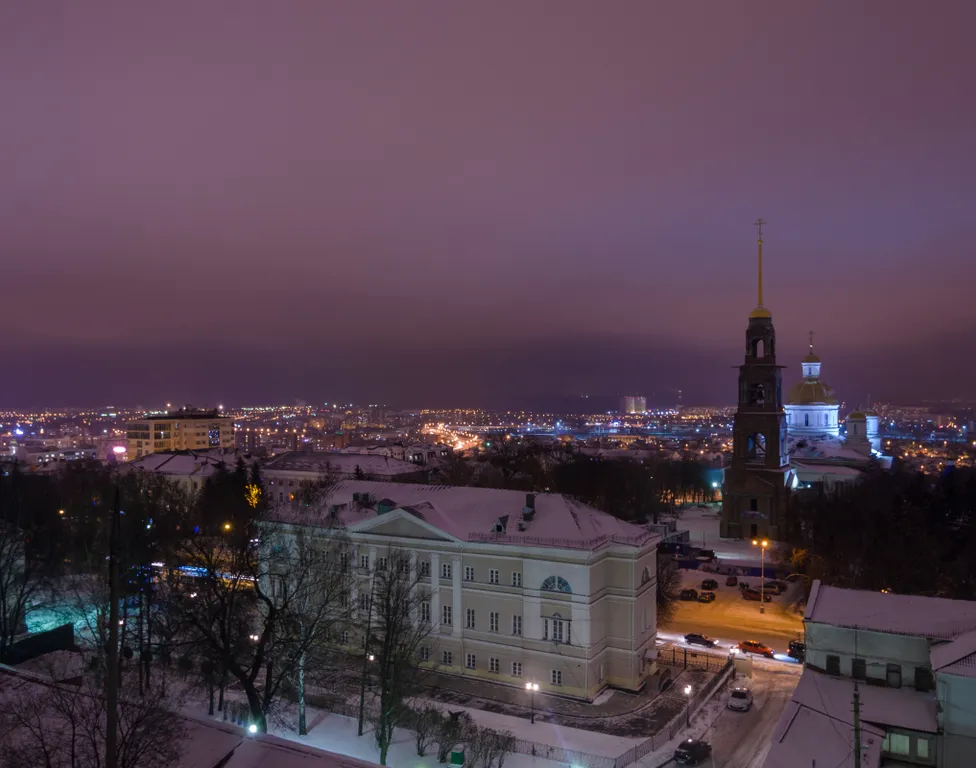 Квартира с панорамными окнами во всю стену с видом на город в Центре