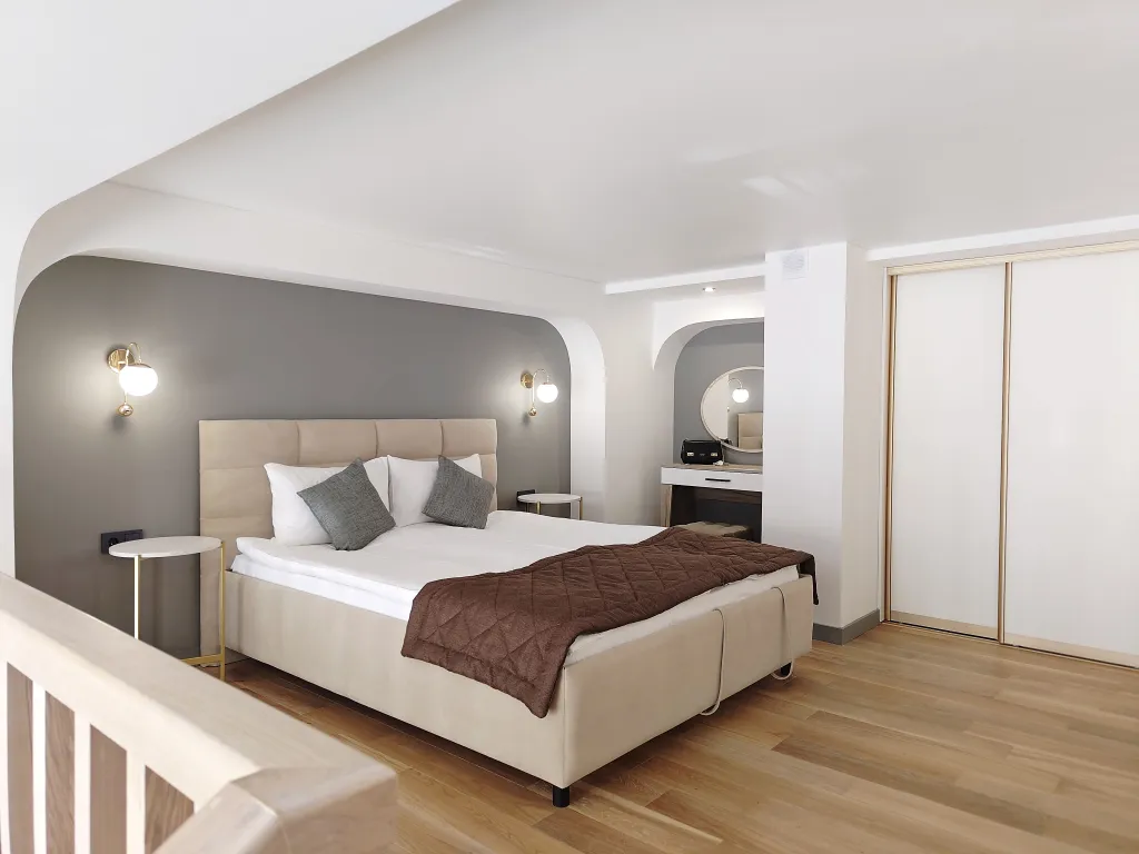 Дизайнерский двухуровневый апартамент с панорамным окном