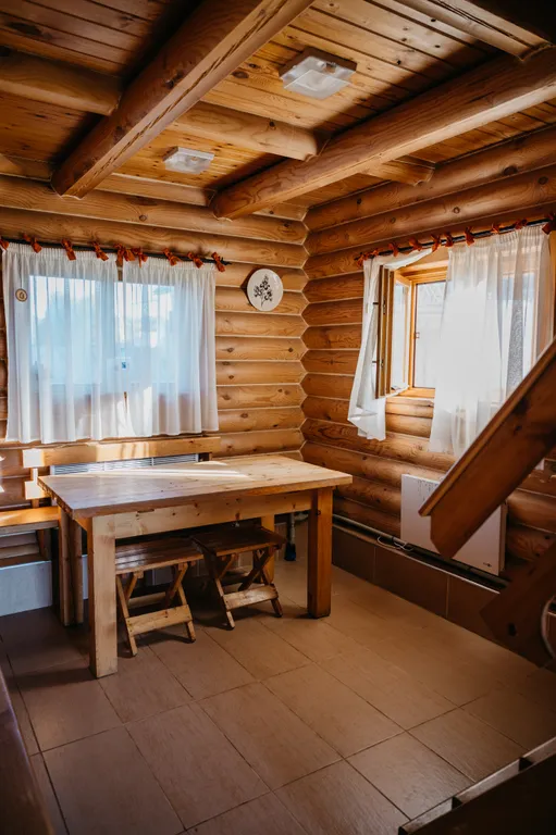 Уютный деревянный домик на берегу пруда с баней