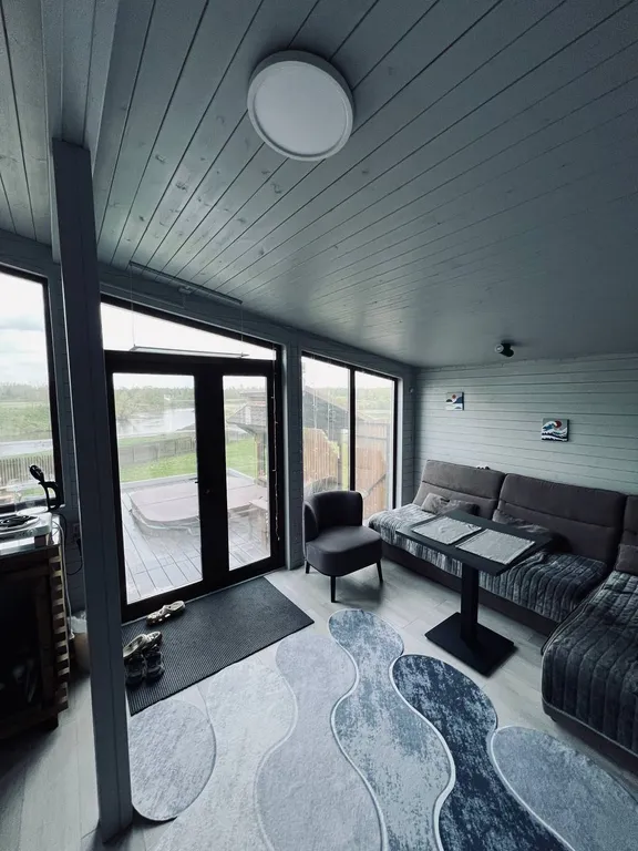 Уютный дом с видом на реку