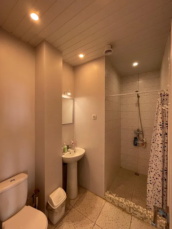 Студия с панорамным видом на озеро