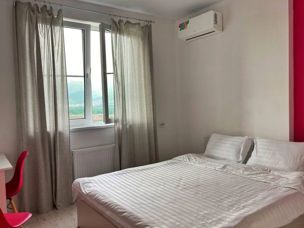 Квартира Стандартный двухместный номер с большой кроватью и видом на горы — аренда посуточно в Новороссийск