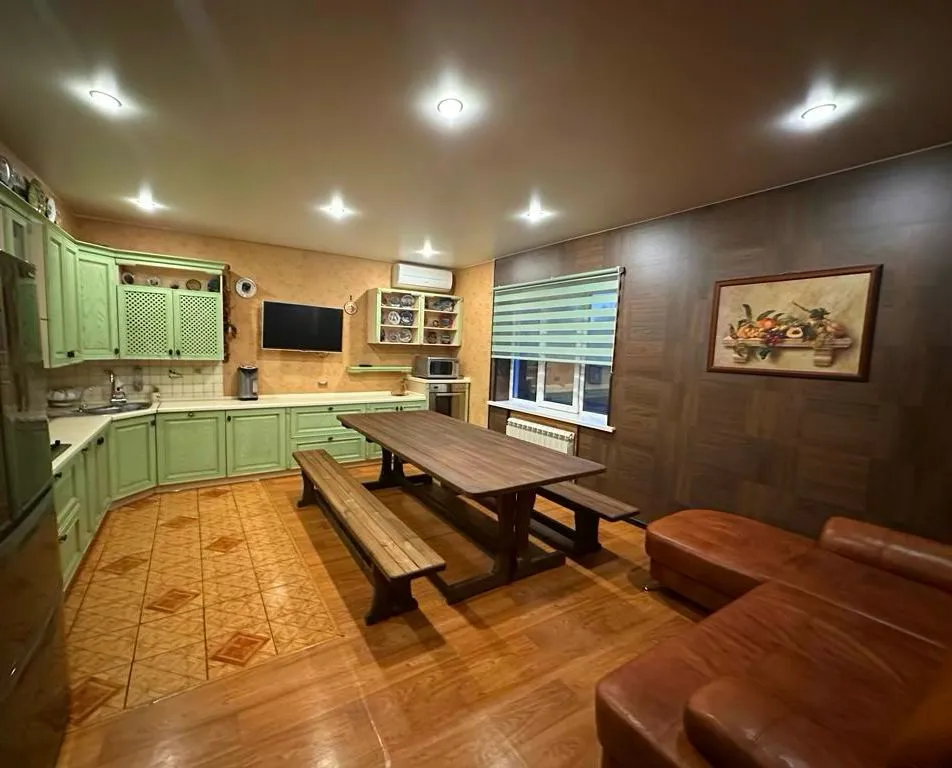 Двухэтажный коттедж на зелёной территории