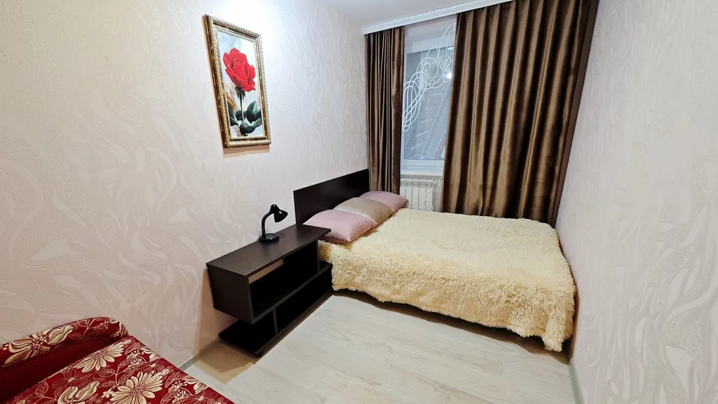 Малиновые апартаменты улучшенные с 2 спальнями, кухней, ванной комнато
