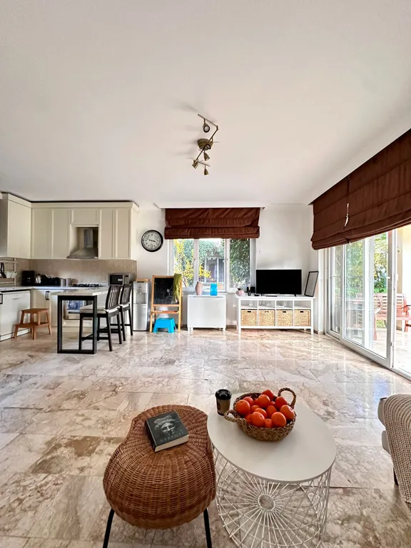 Современная вилла 3+1 с бассейном рядом с пляжем