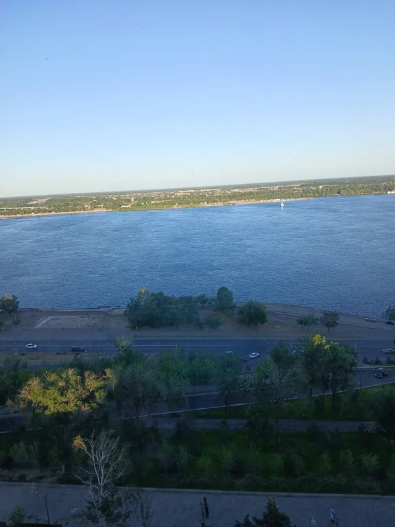 Жизнь с видом реку: огромная лоджия с панорамным остеклением в пол!