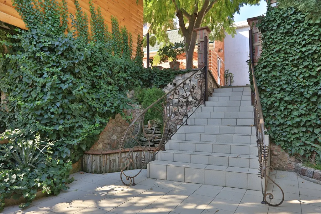 Коттедж Дом 3 спальни, большой двор беседка мангал усадьба Можжевеловый дворик — Айвовое