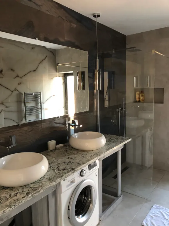 Современный стильный дом у моря