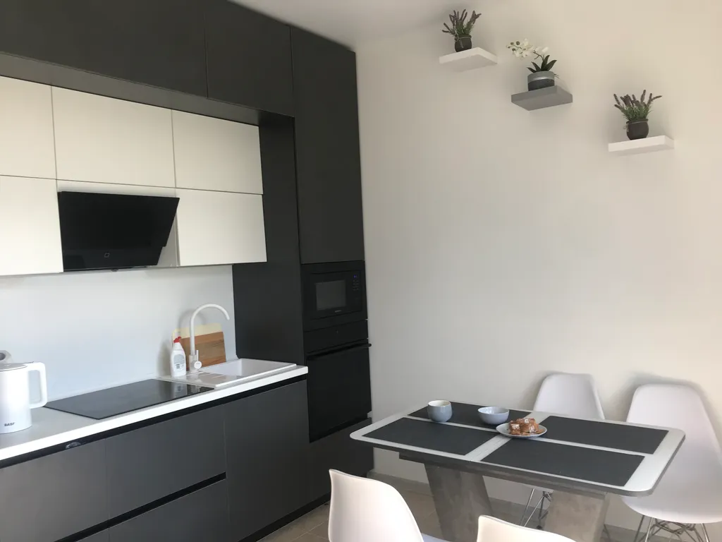 Коттедж Neon с видом на горы, подогреваемым бассейном, баней, чаном