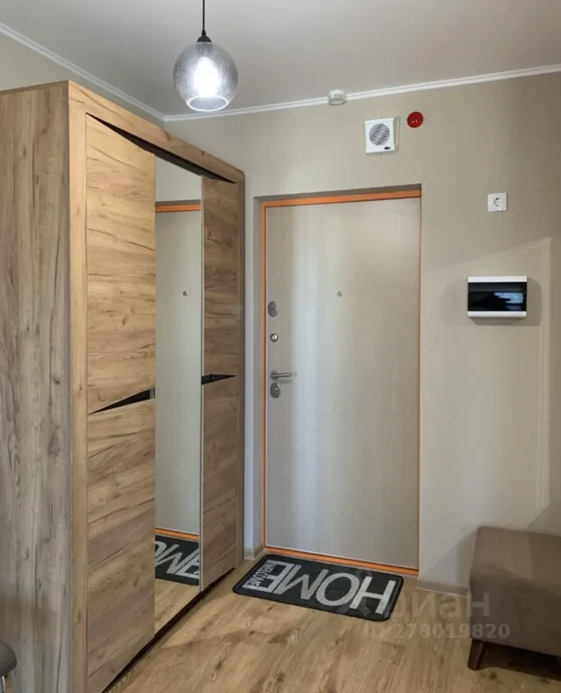 Студия с видом на закат и вечерний город