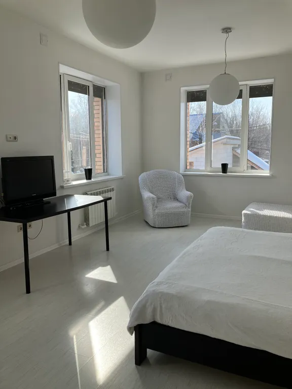 Трехэтажный коттедж с бассейном на берегу Волги