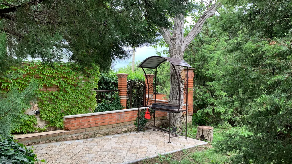 Коттедж Добротный кирпичный дом со своим двором в усадьбе Можжевеловый дворик — Айвовое