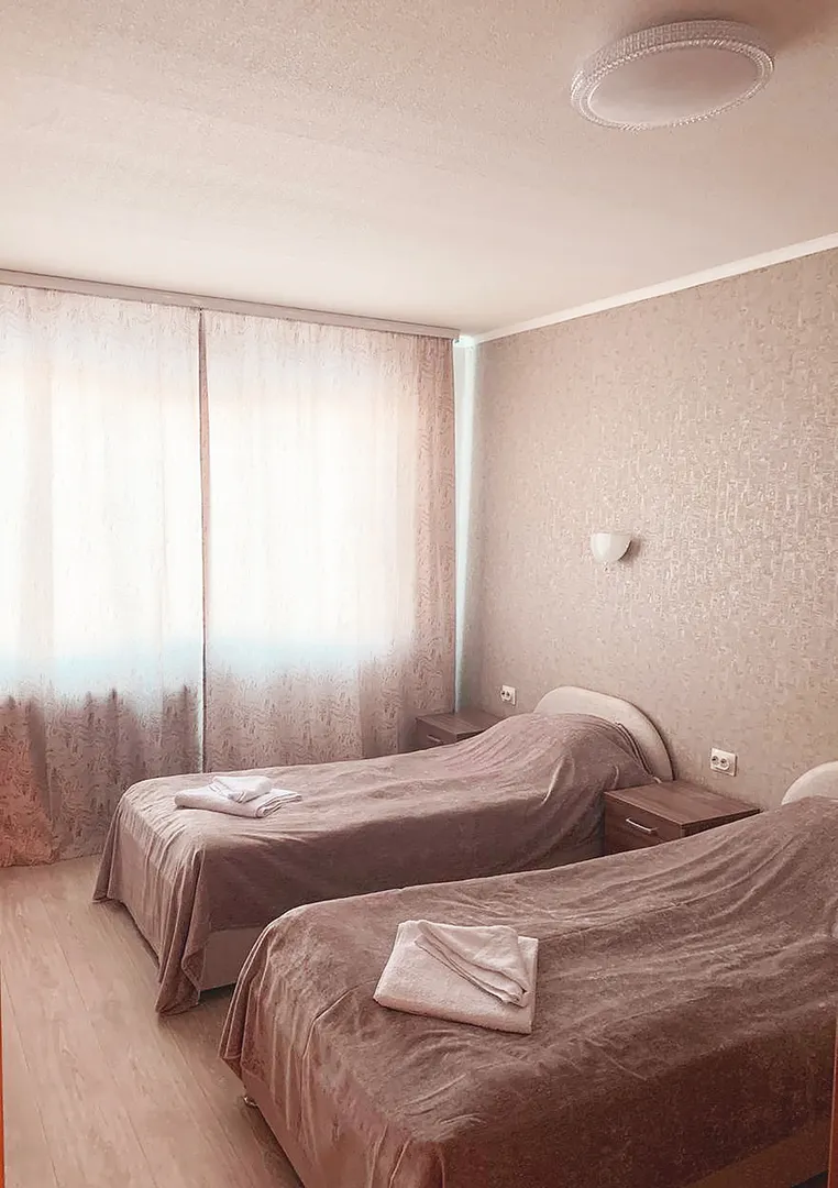 Спальня с двумя односпальными кроватями, гостиничного типа, которые легко соединяются в двуспальную. Освещение и розутки у каждой кровати.