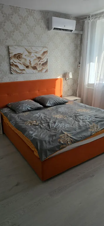 Новый дом, одна кухня изолированана от комнаты не студия всё отдельно,