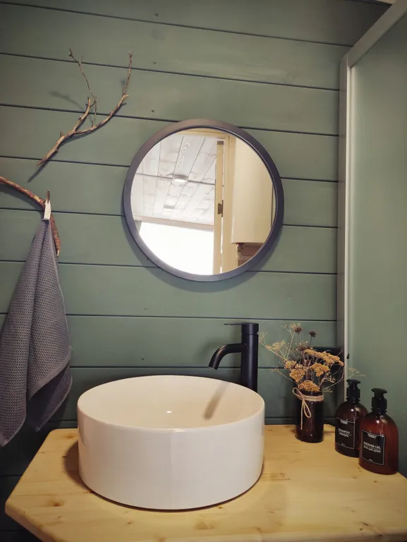 Уютный сканди домик с видом на озеро, баня, чан