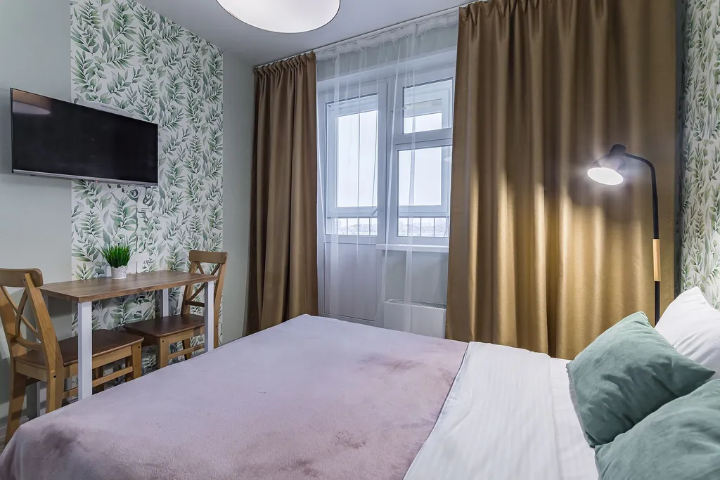 Уютная студия с качелью, у озера