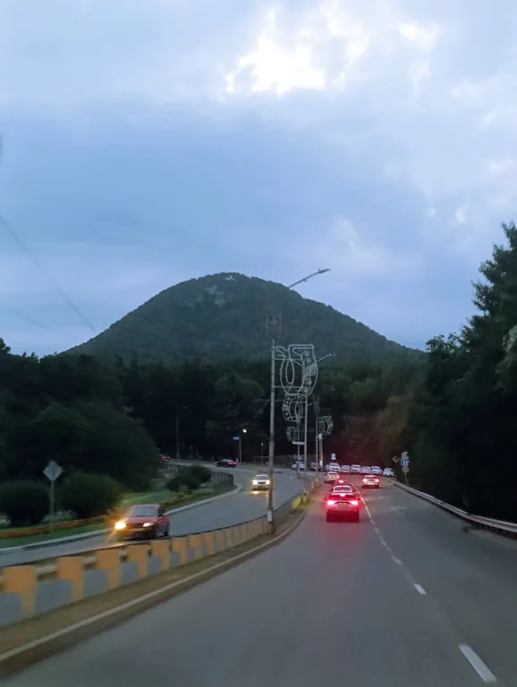 Уютная квартира с видом на горы в центре города