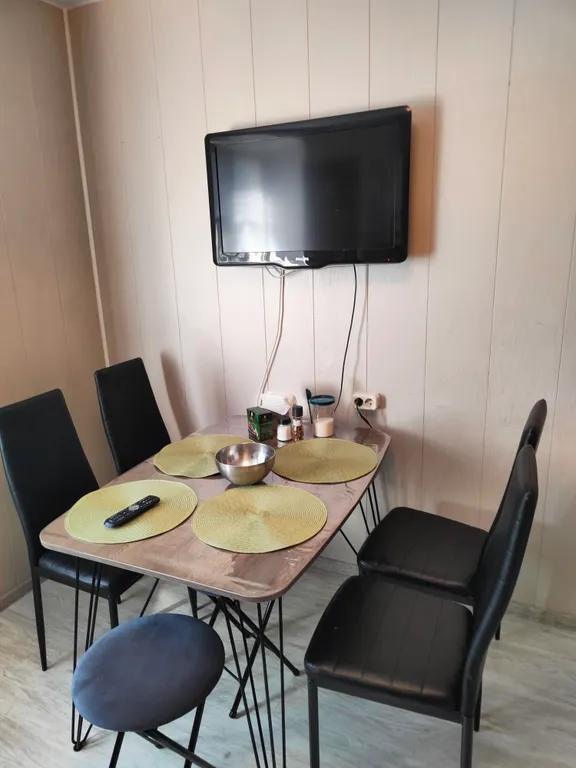 Двухкомнатная квартира около Ольгина пруда в центре Петергофа