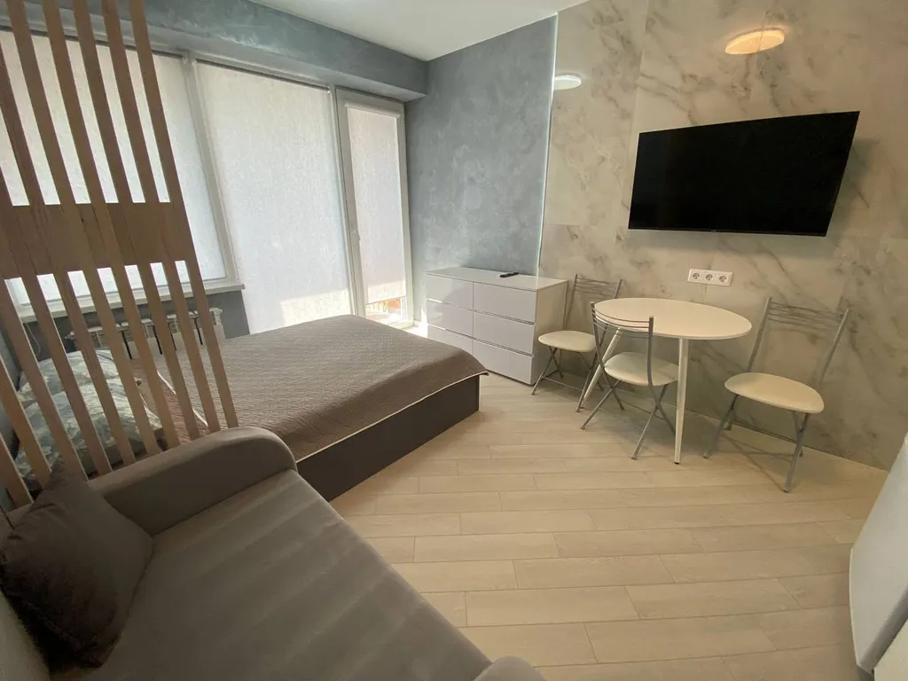 Студия с панорамными окнами и балконом на первой береговой линии