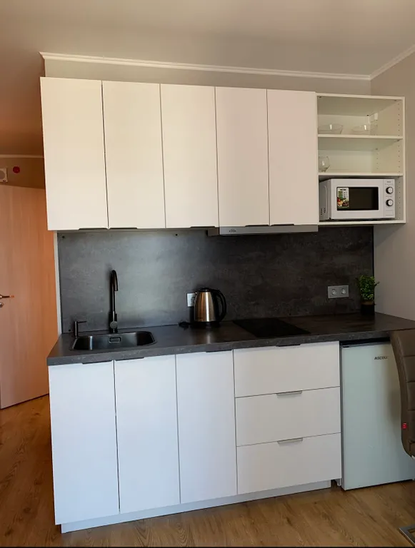 Студия с видом на закат и вечерний город