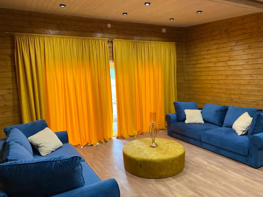 Дом у реки со своим мостком