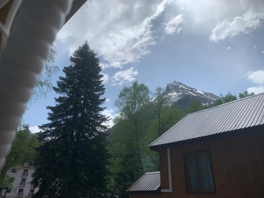 Домик у реки возле канатной дороги