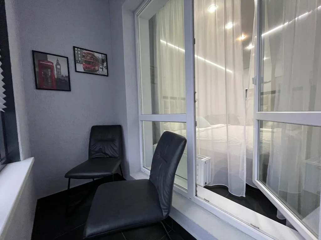 Просторная уютная студия с панорамным остеклением в тихий двор