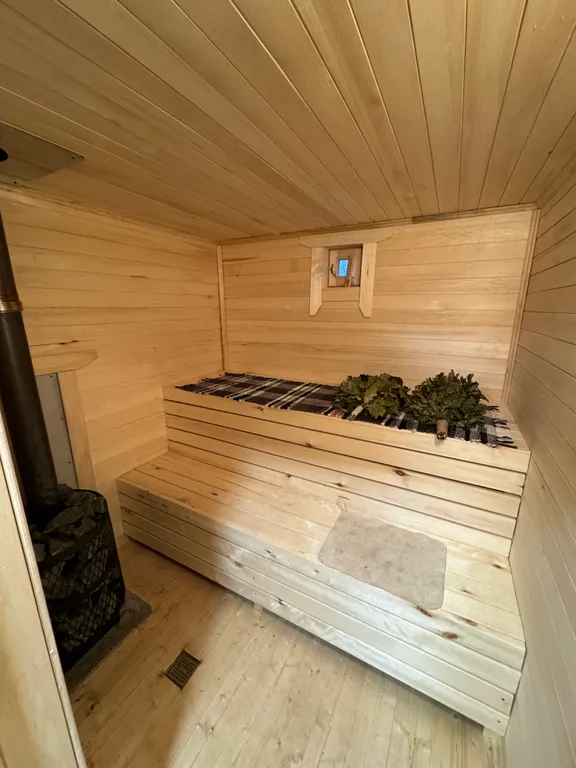 Домик барнхаус в дубовом лесу