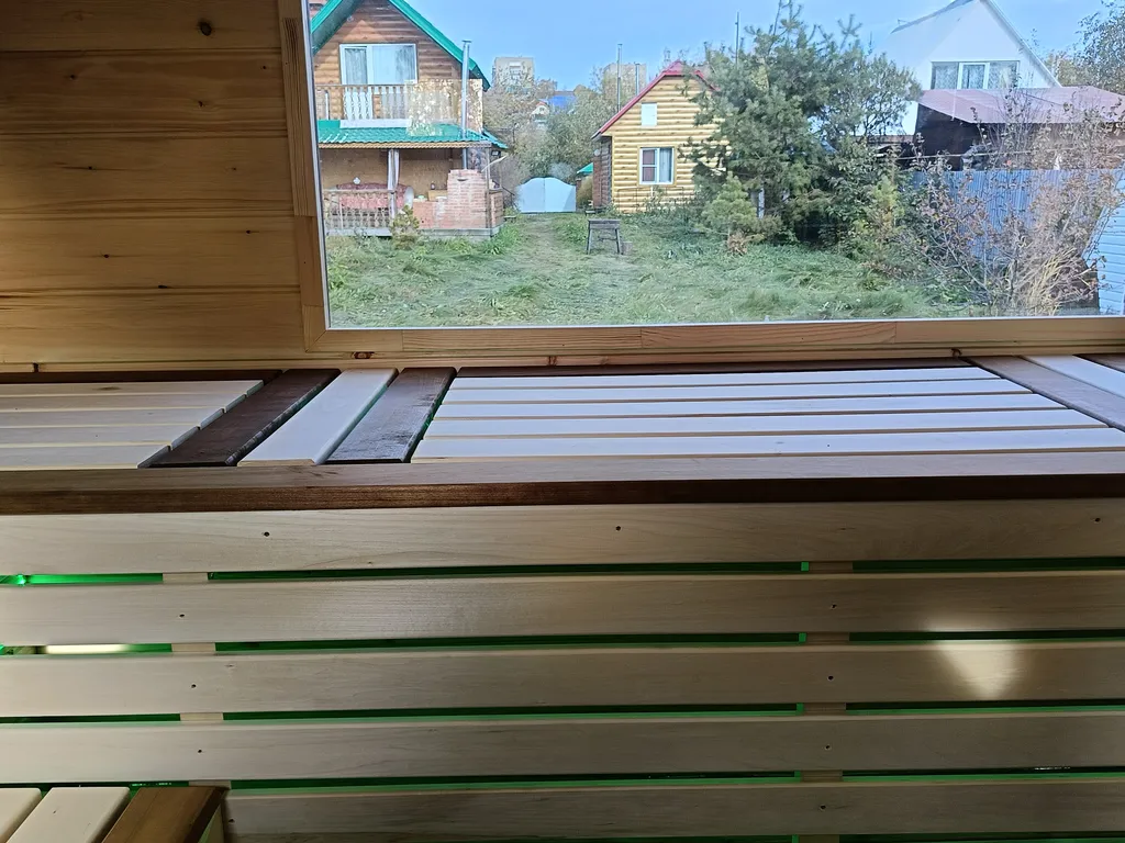 Дом, баня, чан на берегу реки Белой