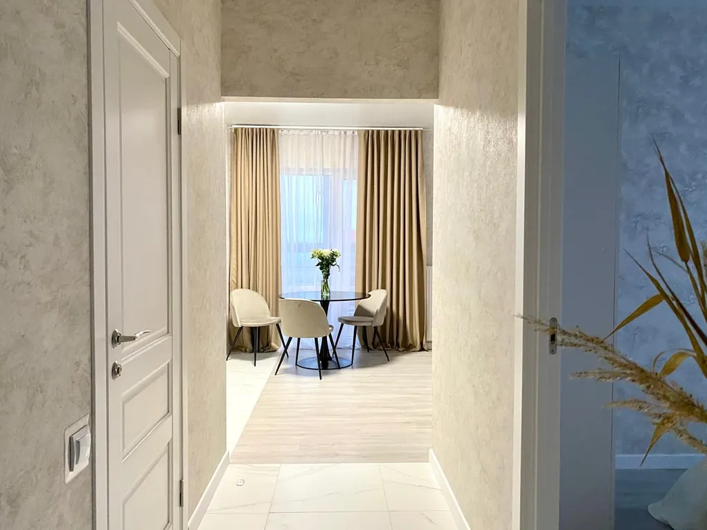 Трехкомнатная квартира Mocha Mousse недалеко от вокзала