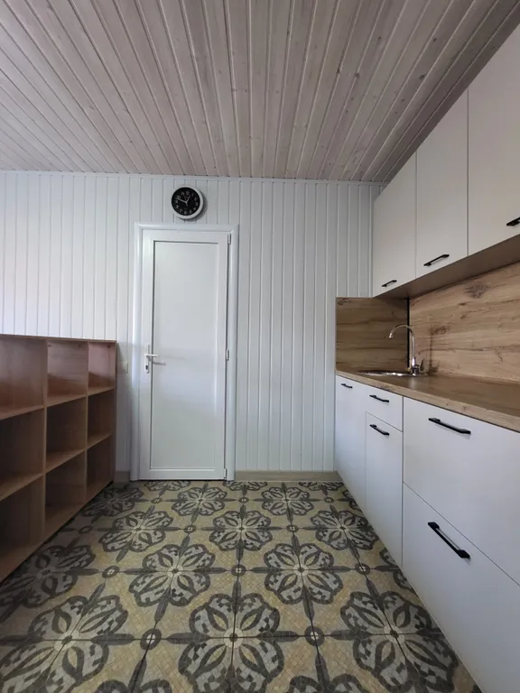 Уютный домик для двоих у озера