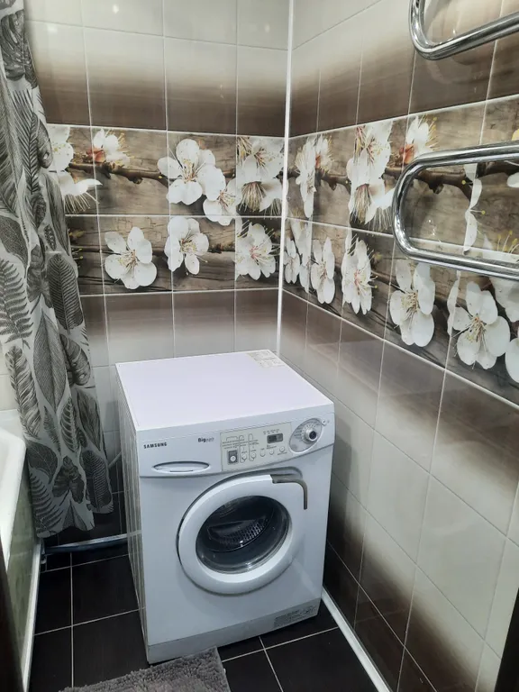 Уютная квартира с мебелью из натурального дерева