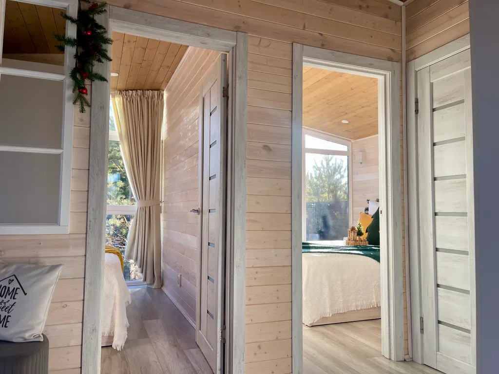 Уютный светлый дом с панорамным остеклением и банным чаном