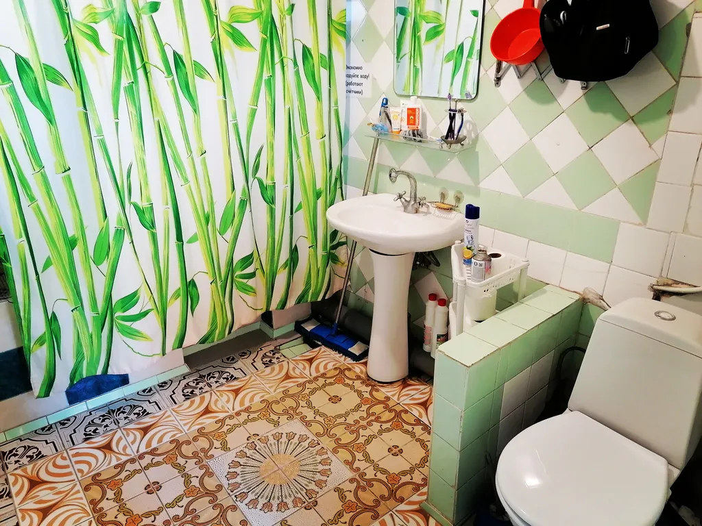 Уютная комната, удобства отдельно, на территории частного дома в центр