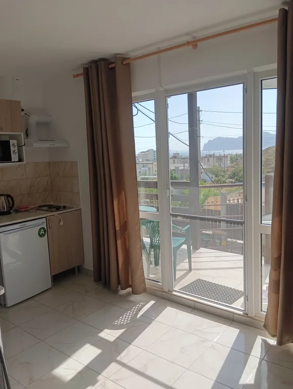 Квартира Уютная студия с кухней и видом на море. — аренда посуточно в Орджоникидзе