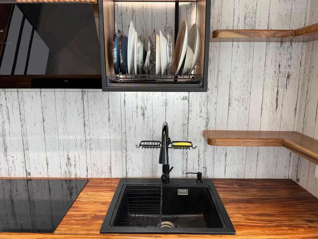 Дизайнерская квартира с прямым видом на море в премиальном комплексе