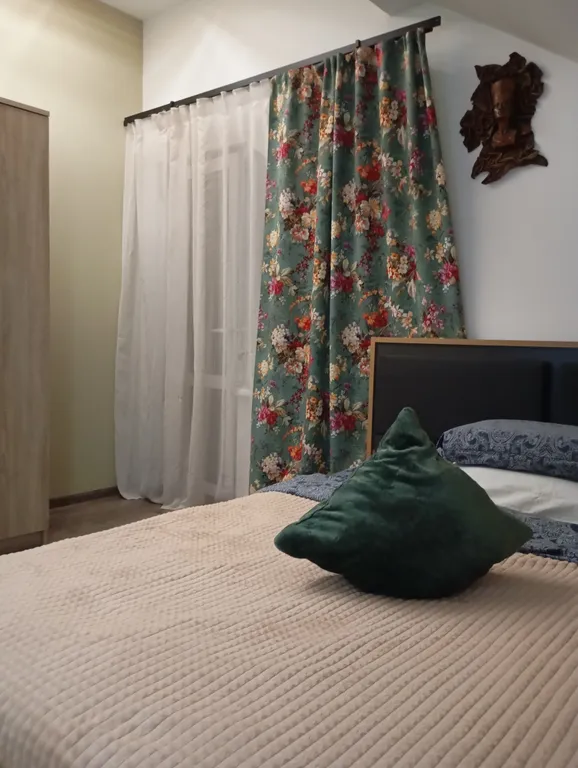 Комната с балконом в мансарде частного дома