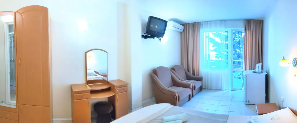 Уютная комната с видом на море