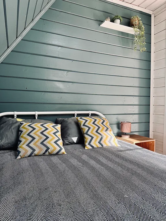 Дом A-frame с баней и джакузи под открытым небом в сосновом лесу