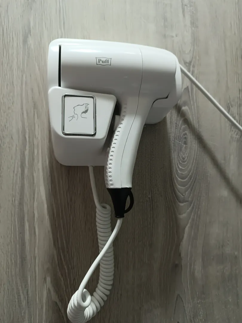 Фен в ванной комнате номер 2 Фен в ванной комнате номер 2