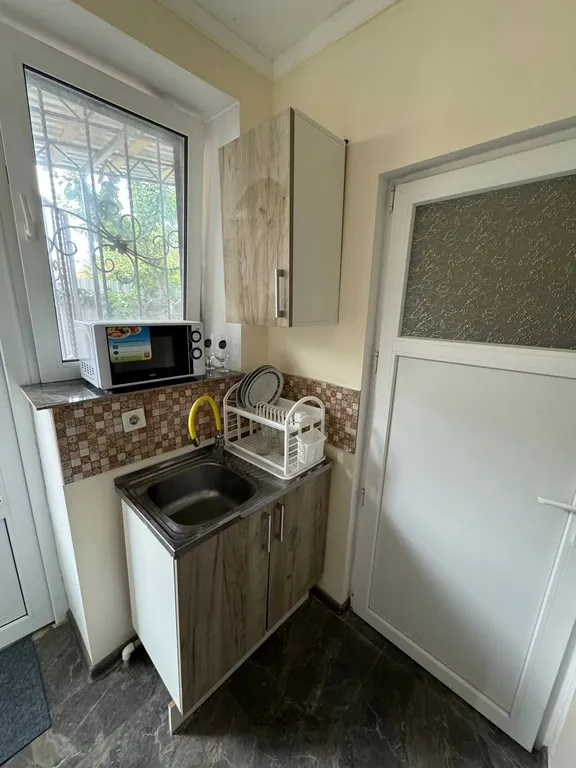 1 комнатная квартира со своим двориком недалеко от моря