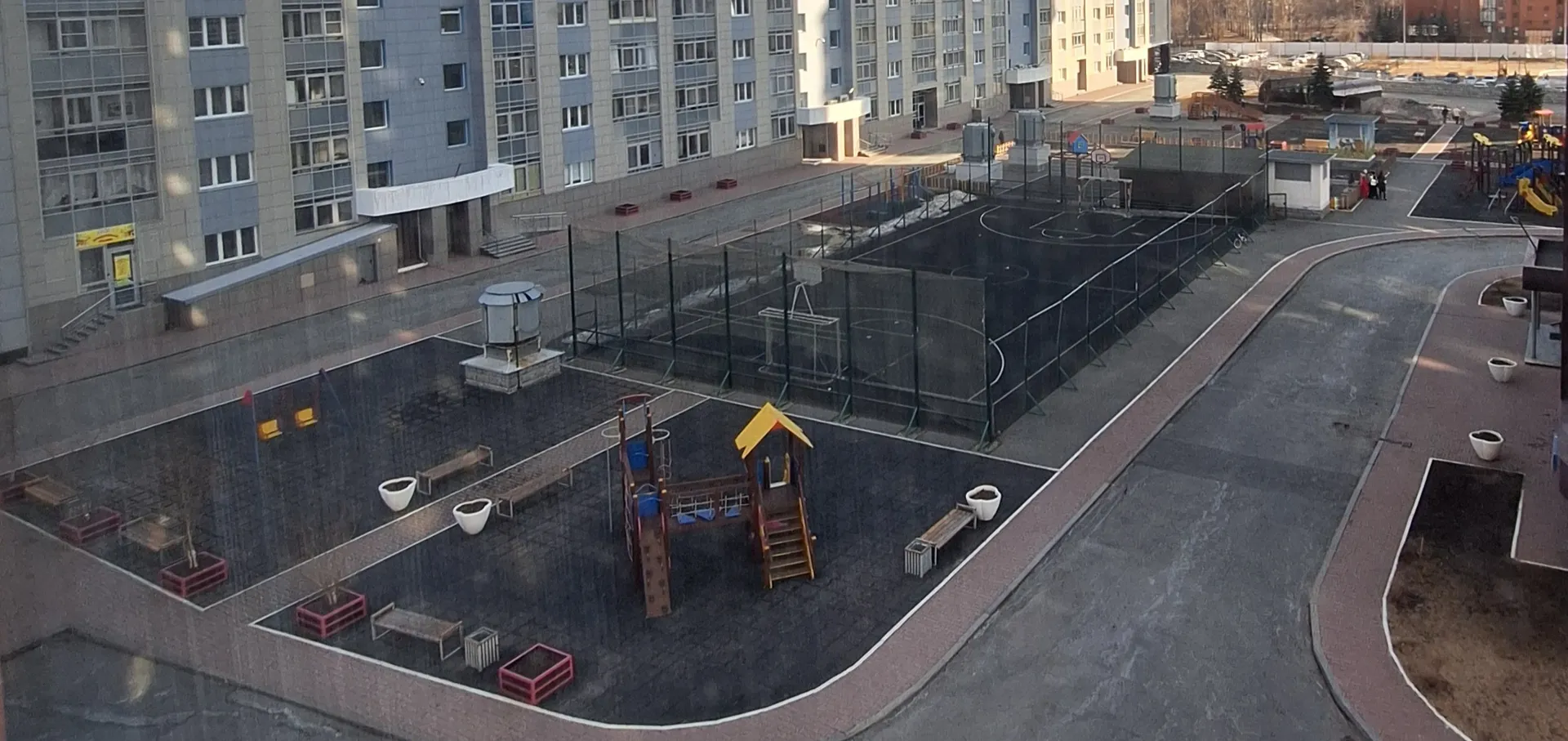 Детская и спортивная площадки
