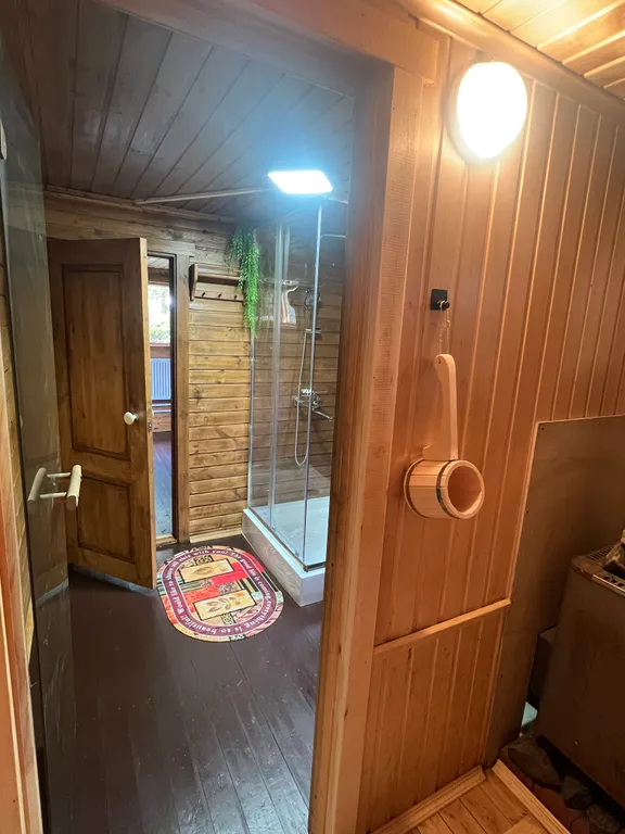 Дом с баней и горячей купелью на дровах