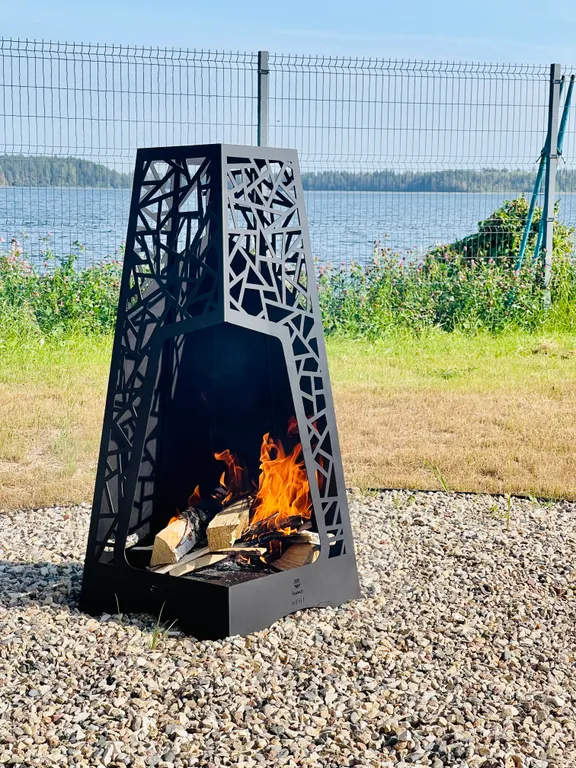 Дом-типи на берегу озера Валдайское