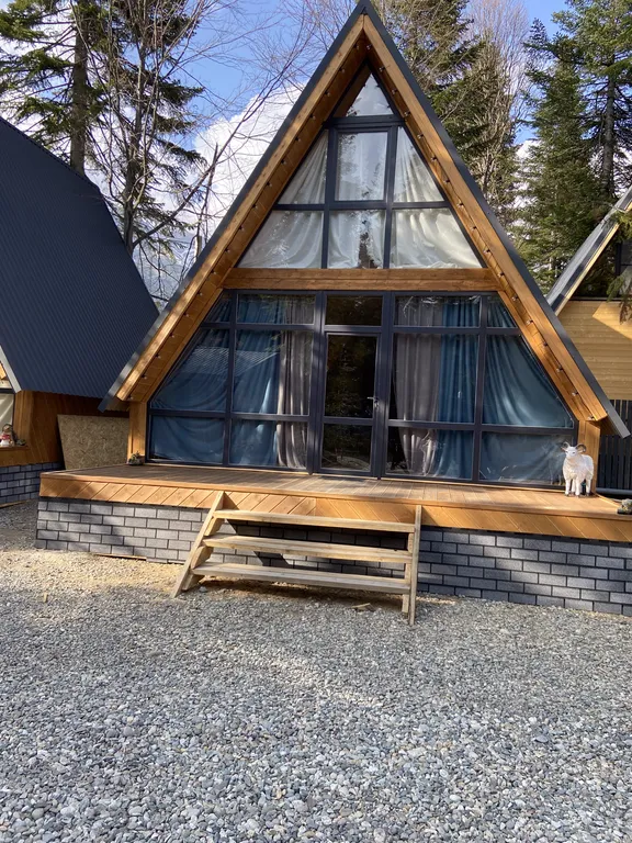 А-фрейм 2 с видом на горы и лес