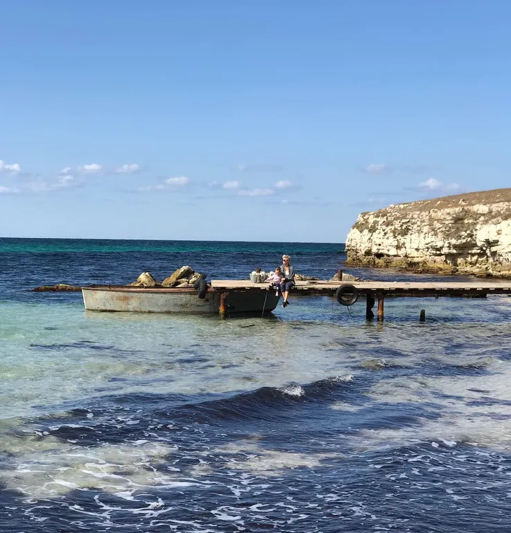 Трехместный номер, с двуспальной кроватью и односпальной, вид во двор