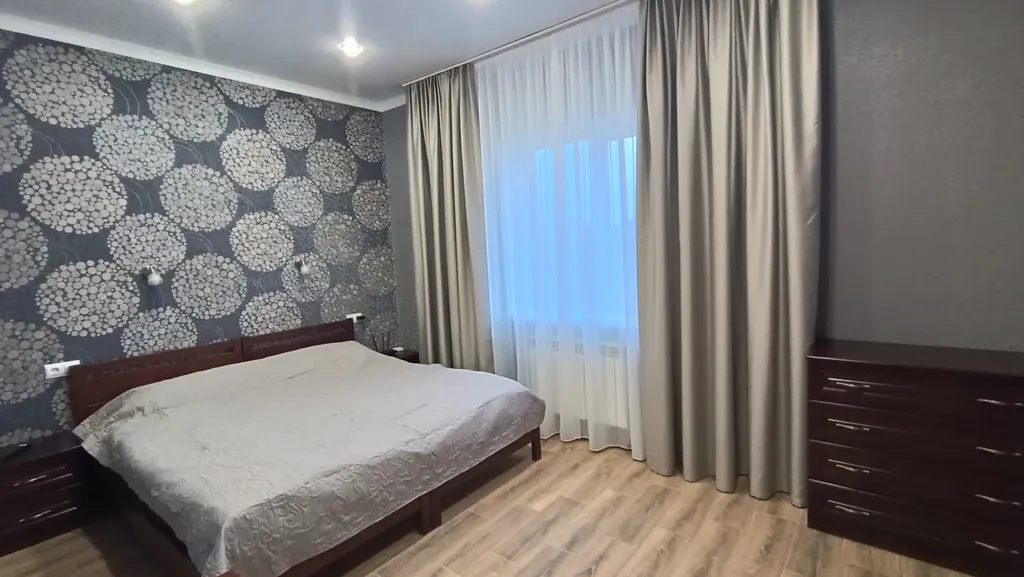 Трёхкомнатный новый коттедж в черте города с бассейном