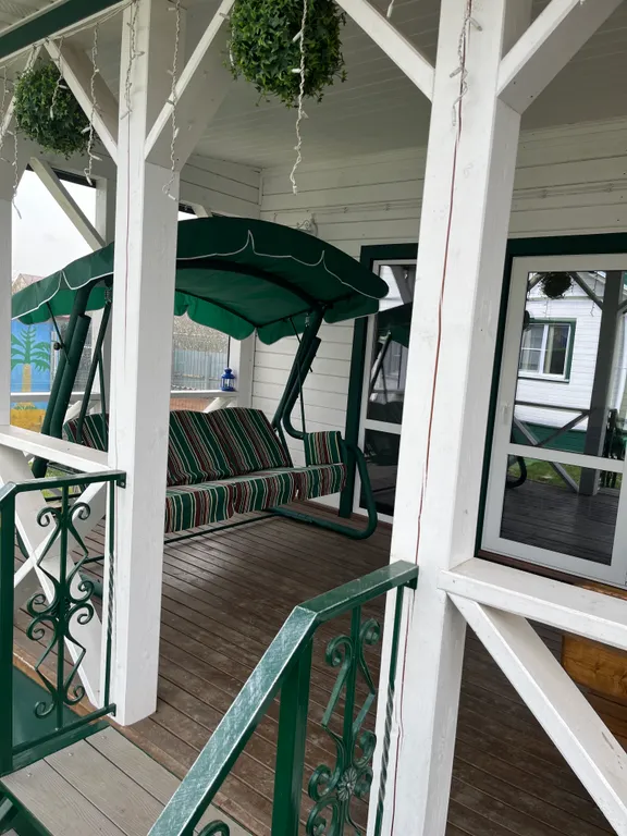 Уютный дом с беседкой в черте города